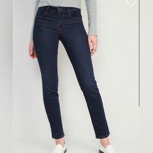 Women’s Old Navy mid-rise power slim straight jeans. Size 16 Tall.